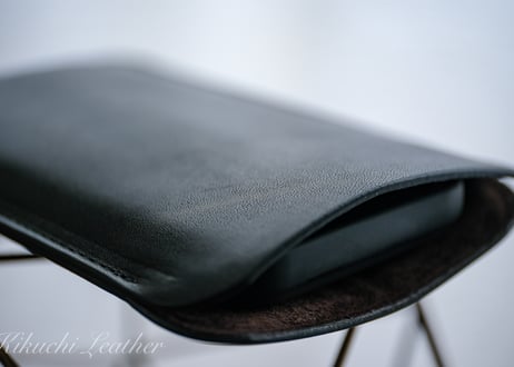 《RIVER》ハードレザー スリーブケース レギュラー（iPhone17 他）《2colors》