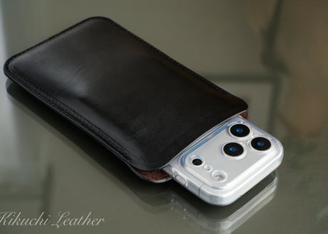 《RIVER》ハードレザー スリーブケース レギュラー（iPhone17 他）《2colors》