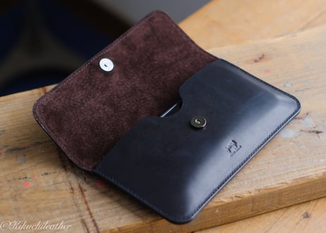 一点もの少し訳あり《RIVER》レザーフラップケース Large  iPhone・スマホケース　ブラック  le061