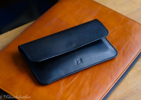 一点もの少し訳あり《RIVER》レザーフラップケース Large  iPhone・スマホケース　ブラック  le061