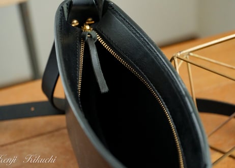 一点仕立て《Oil Nume》Curve Line Shoulder Bag　LE094