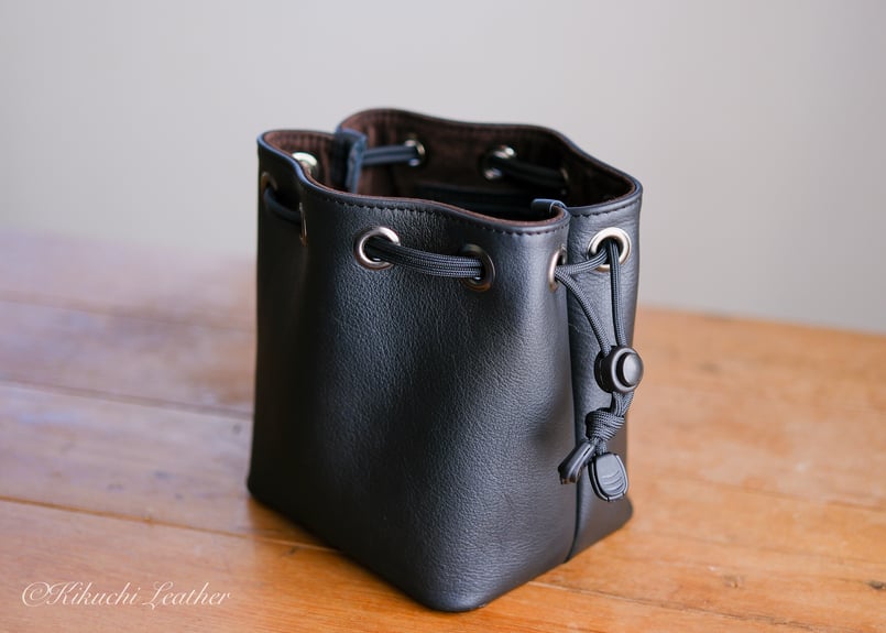 WATERPROOF LEATHER》巾着カメラポーチ Sサイズ ブラック | KIKUCH