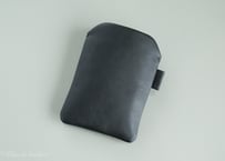 一点仕立て《WATERPROOF LEATHER》本革レザースリーブケース for iPhone Duo（iPhone Duo対応）スマホケース　ブラック LE061