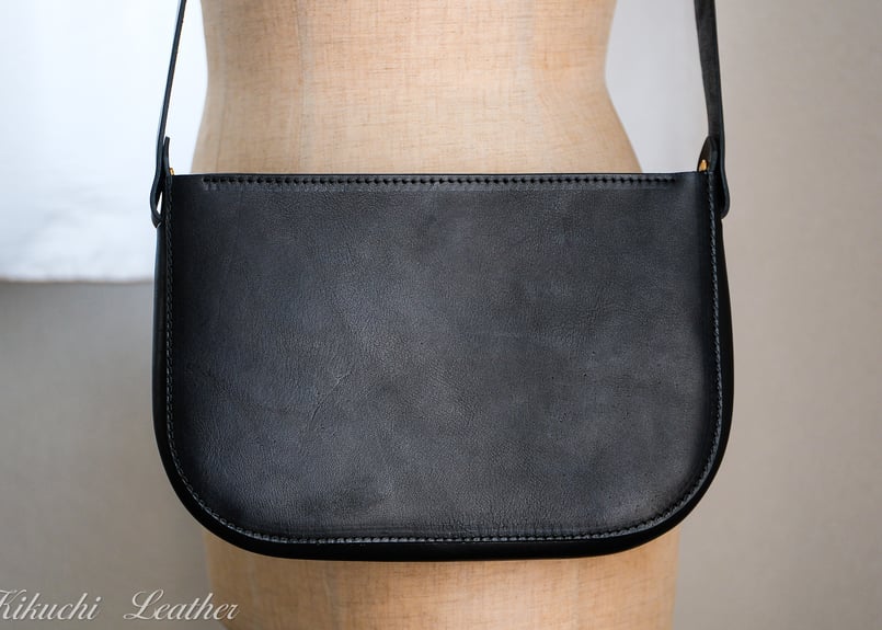 Buono》カーブライン ショルダーバッグ（ブラック） | KIKUCHI LEATHER