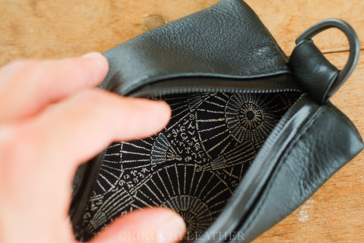 レザー ブラック ポーチ ジッパー付き WATERPROOF LEATHER》ジップポーチ ブラック | KIKUCHI LEATHER