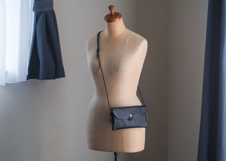 一点もの《GINO》Leather Slim Pochette ブラック  le069