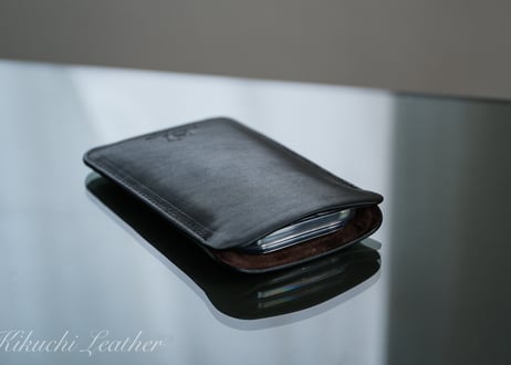 《RIVER》ハードレザー スリーブケース レギュラー（iPhone17 他）《2colors》