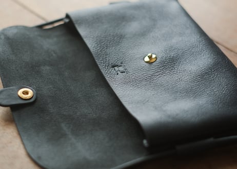 一点もの《GINO》Leather Slim Pochette ブラック  le069