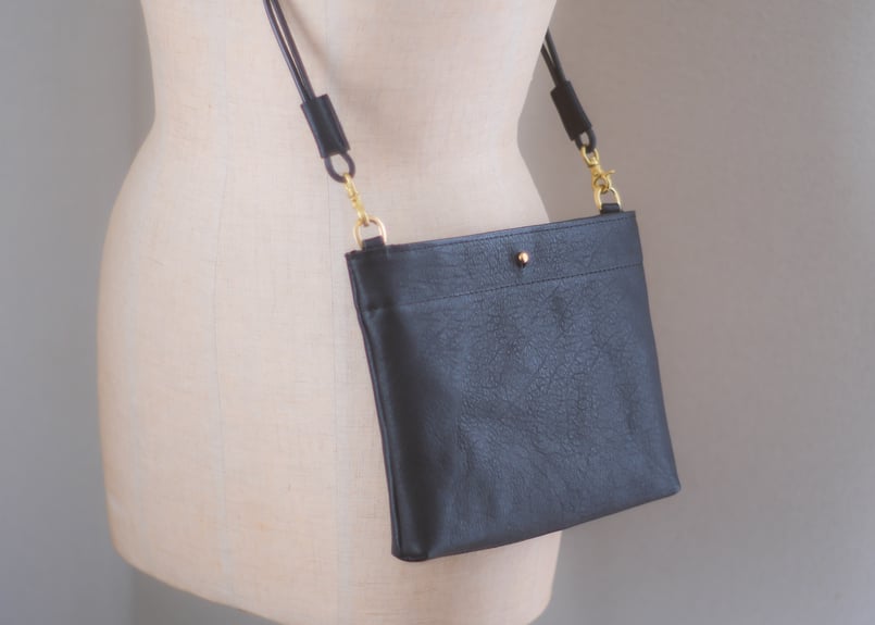 LOEWE ブラックレザー サコッシュ LOEWE ロエベ レザー サコッシュ ショルダーバック 黒 | 【Kio