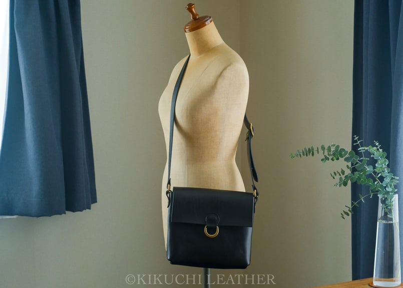 CARLO》フラップショルダーバッグ（ブラック／レギュラー） | KIKUCHI