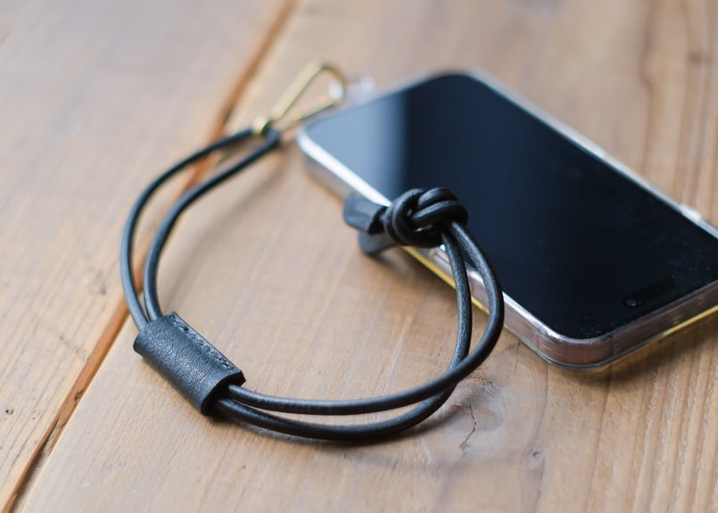 calee レザースマホストラップ Cow Leather》レザースマホストラップ
