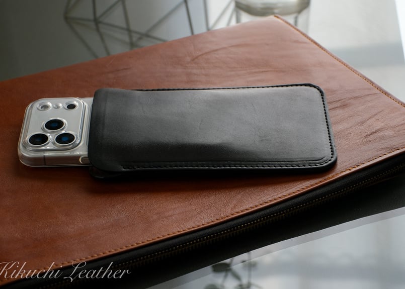 RIVER》ハードレザー スリーブケース ラージ（iPhone Plus / Pro Max