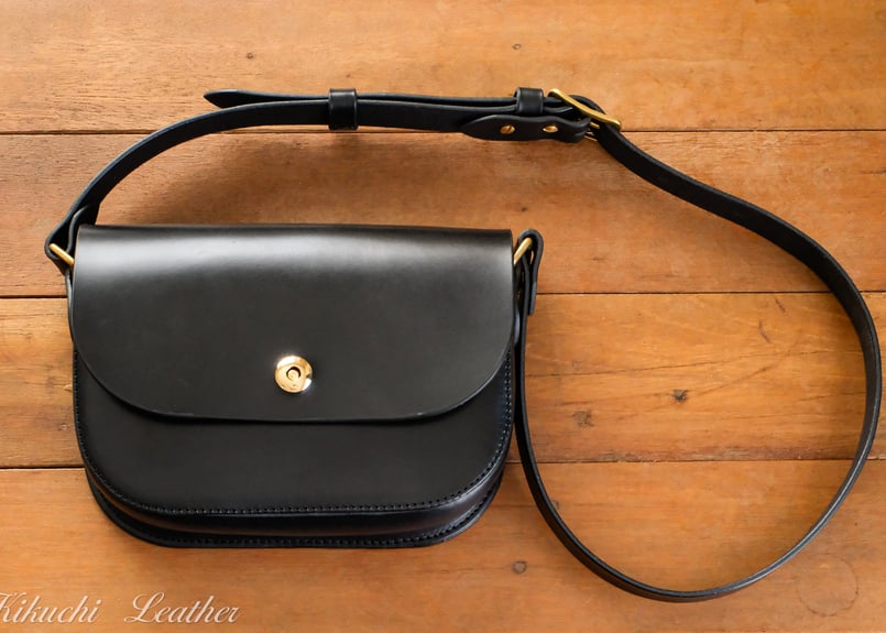✨ 高級感✨ダニエル&ボブ ハーフムーン オールレザー　本革　ショルダー 黒 MIYABI》ハーフムーンショルダーバッグ 《3colors》 | KIKUCHI