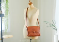 一点限り《GINO》Flap Shoulder Bag ブラウン　le086