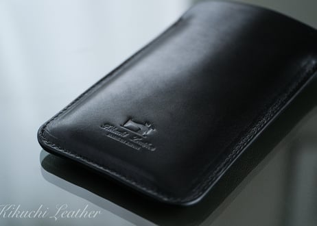《RIVER》ハードレザー スリーブケース レギュラー（iPhone17 他）《2colors》