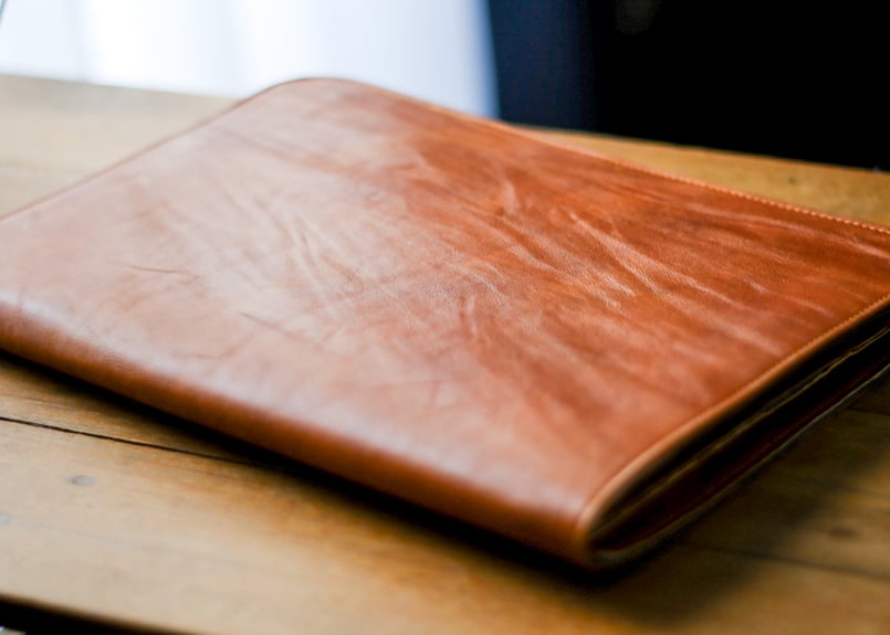 【希少品】シャア・アズナブル 本革ドキュメントケース 贅沢な深紅の本皮製！高級感溢れるのシャア専用ドキュメントケースが