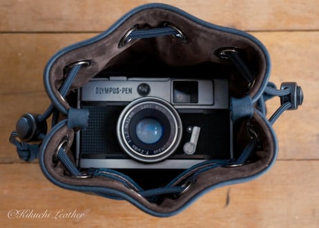 《WATERPROOF LEATHER》巾着カメラポーチ　Sサイズ　ブラック