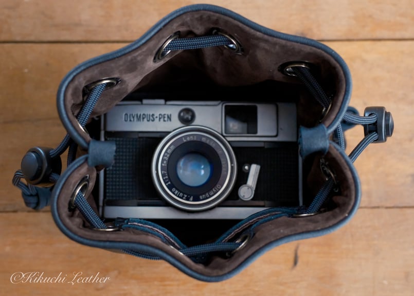 ○カメラ　レトロ　写真○ランチョンマット　巾着袋など　オーダーページ WATERPROOF LEATHER》巾着カメラポーチ Sサイズ ブラック | KIKUCH