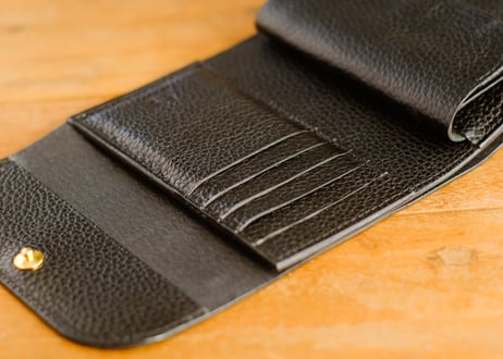 一点限り《GRATIA》Trifold Middle Wallet　Black LE105
