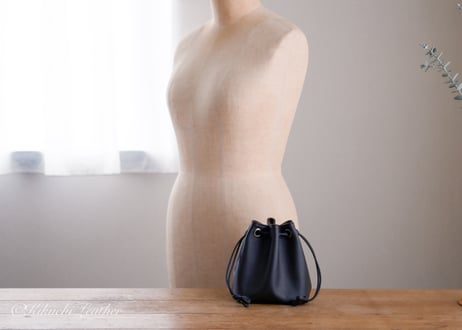 《WATERPROOF LEATHER》巾着カメラポーチ　Mサイズ　ブラック