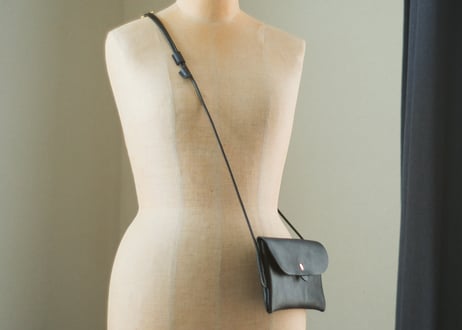 一点もの《GINO》Leather Slim Pochette ブラック  le069