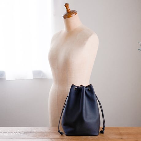 一点限り《WATERPROOF LEATHER》巾着カメラポーチ　LLサイズ　ブラック　le088