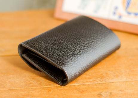 一点限り《GRATIA》Trifold Middle Wallet　Black LE105