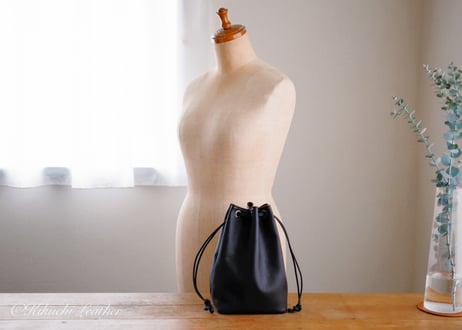 《WATERPROOF LEATHER》巾着カメラポーチ　Lサイズ　ブラック