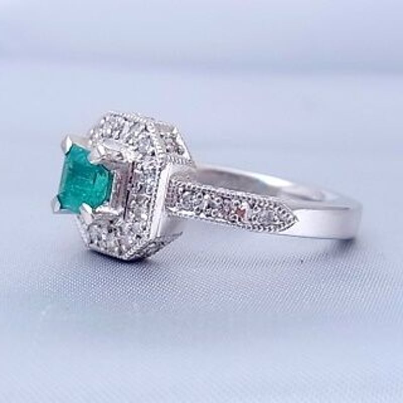 Ptエメラルドリング　新品未使用品 ☆新品☆『エメラルド0.74ct ダイヤモンド0.24ct』Pt900デザイン