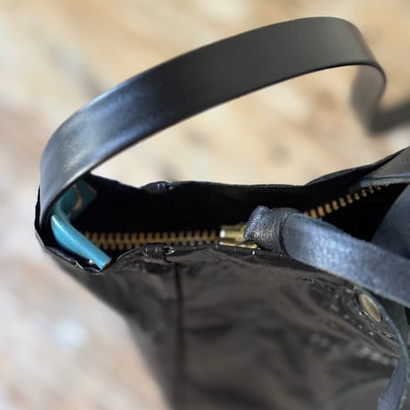 散歩バッグzip &ショルダー　黒ビニールx革丸(黒)