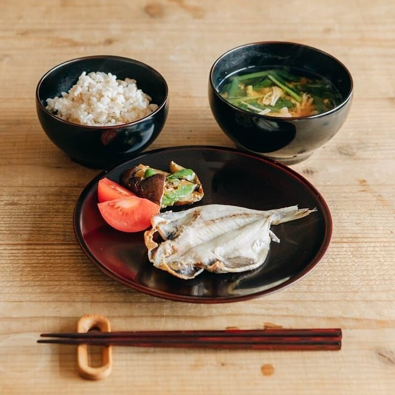 めぐる中皿（21cm）・花塗り・赤／黒 | 漆器「めぐる／めぶく