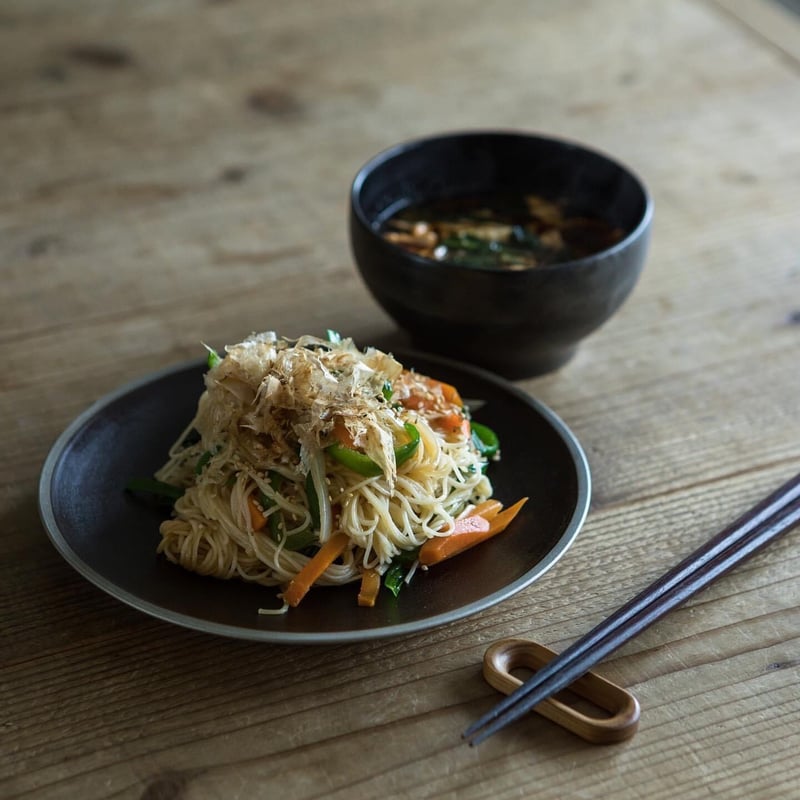 めぐる中皿（21cm）・鉄地 -新月- | 漆器「めぐる／めぶく」公式