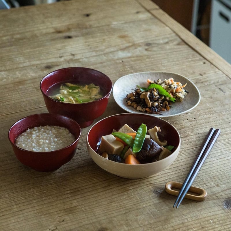 めぐる5寸深皿・白刷毛目/内朱 | 漆器「めぐる／めぶく」公式