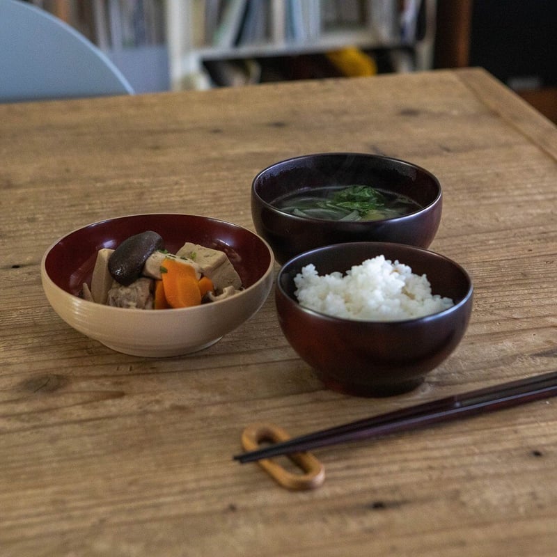 めぐる5寸深皿・白刷毛目/内朱 | 漆器「めぐる／めぶく」公式