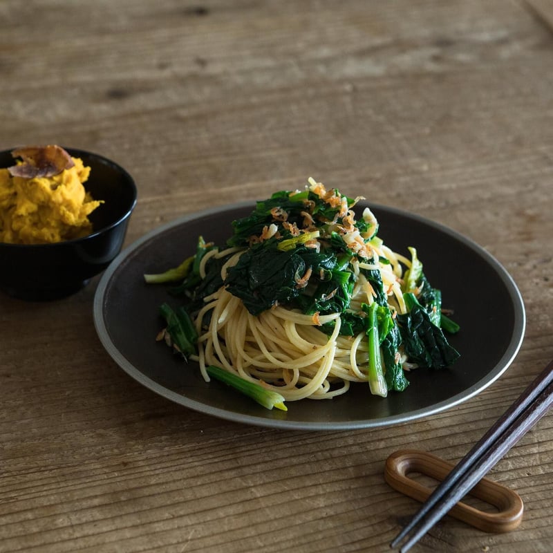 めぐる中皿（21cm）・鉄地 -新月- | 漆器「めぐる／めぶく」公式