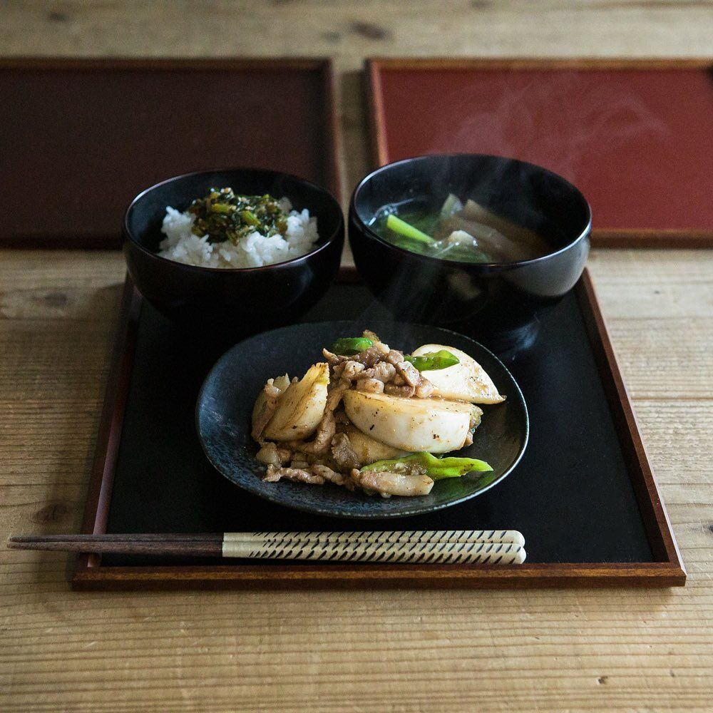 めぐるの一汁一菜盆・和紙着せ・黒 | 漆器「めぐる／めぶく