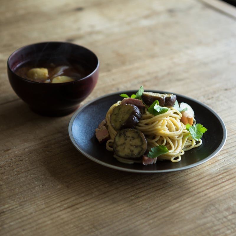 めぐる中皿（21cm）・鉄地 -新月- | 漆器「めぐる／めぶく」公式