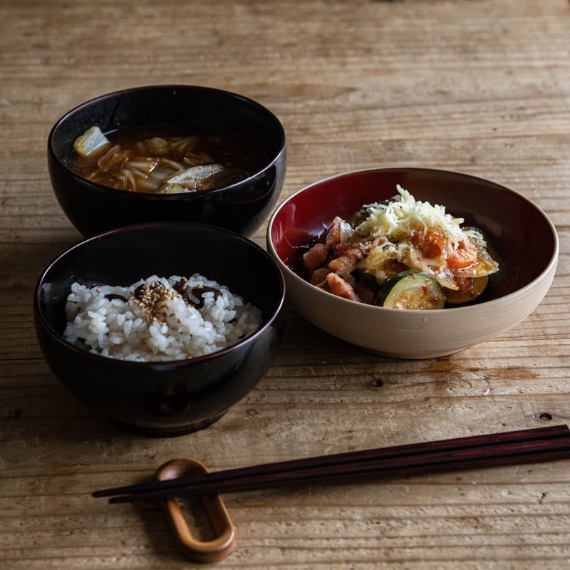 めぐる5寸深皿・白刷毛目/内朱 | 漆器「めぐる／めぶく」公式