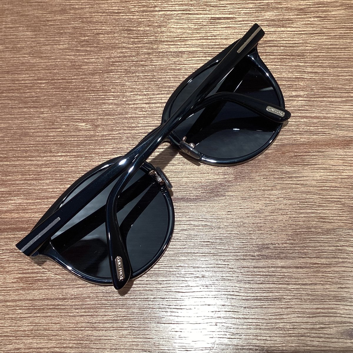 美品 現行品 付属品完備 TOM FORD TF1051-K ECO 01A 黒 TOM FORD サングラス TF1051-K ECO 01A ウェリントン メンズ