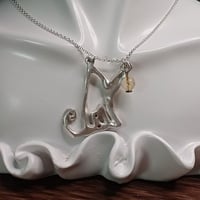 ハンドメイド【商売繁盛】招き猫と天然石シトリンのシルバーネックレス　チェーン付