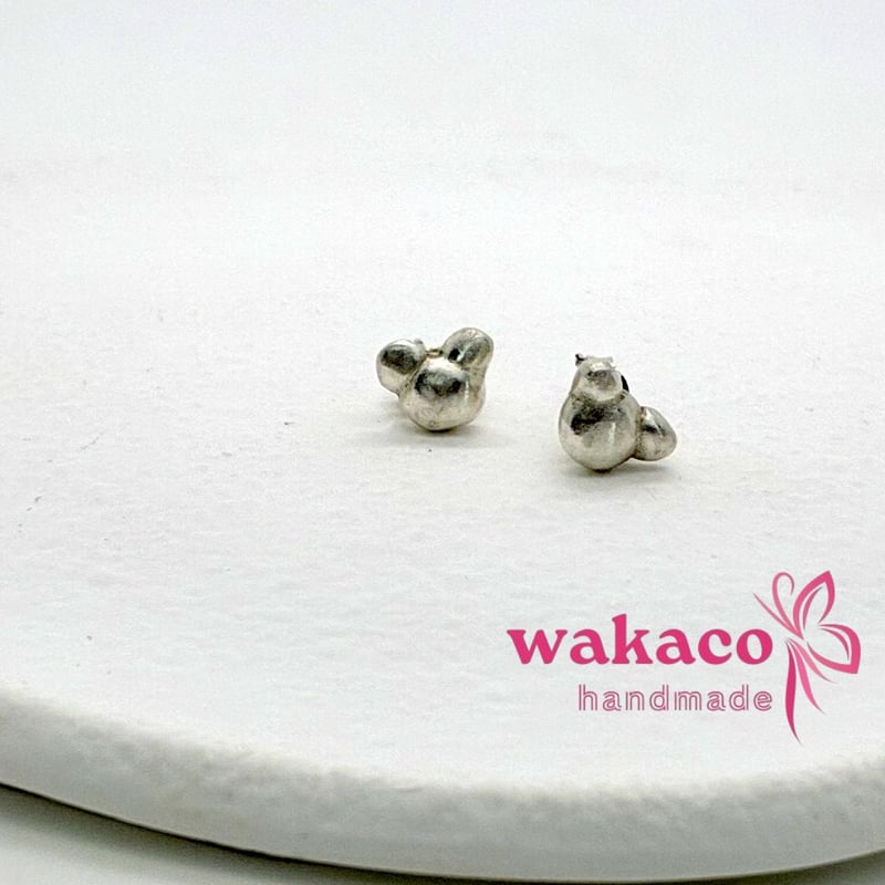ころんとした猫ピアス – シルバー925（銀粘土ハンドメイド） | WAKACO