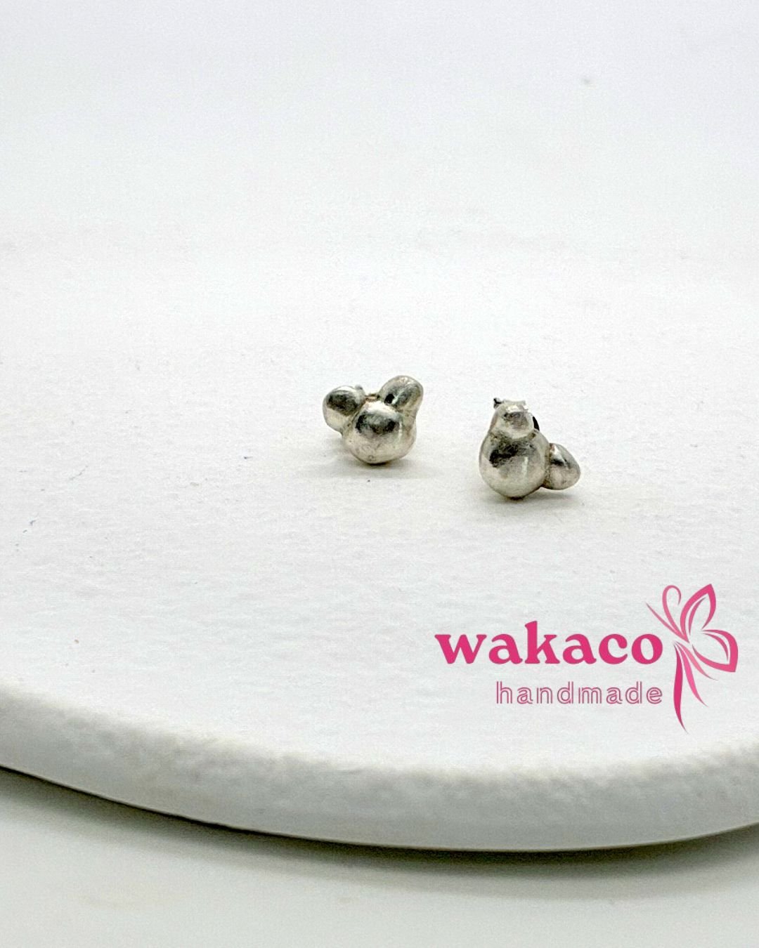 ころんとした猫ピアス – シルバー925（銀粘土ハンドメイド） | WAKACO