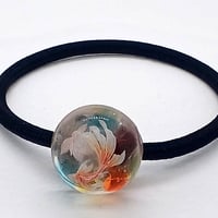 琉球ガラス、金魚が泳ぐ幻想的なレジンヘアゴム