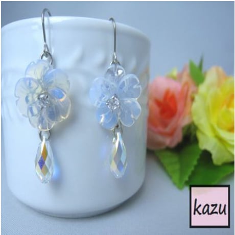 ラインストーン清楚なホワイトパールのお花ピアス