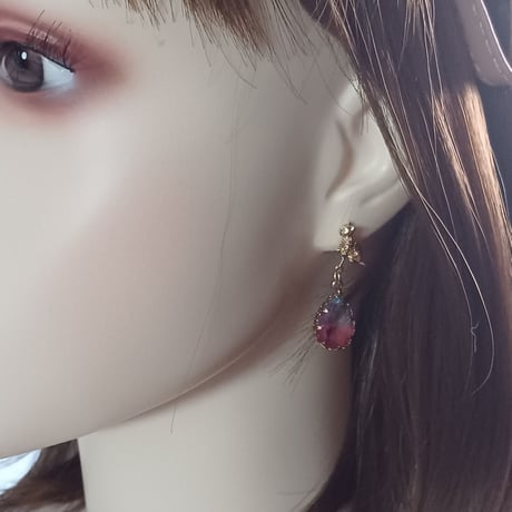 ハンドメイド ゴールド猫モチーフ・ガラスのしずくピアス