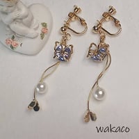 ハンドメイド・クリスタル蝶とゆらゆら花のスイングイヤリング