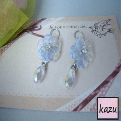 ラインストーン清楚なホワイトパールのお花ピアス
