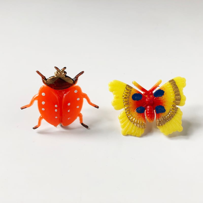 昭和レトロ 駄菓子屋玩具 昆虫ブローチ てんとう虫＆蝶セット〈新品
