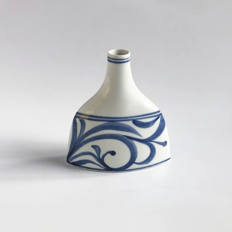 砥部焼 梅山窯 ワインボトル（小） 唐草 蓋なし〈新品〉