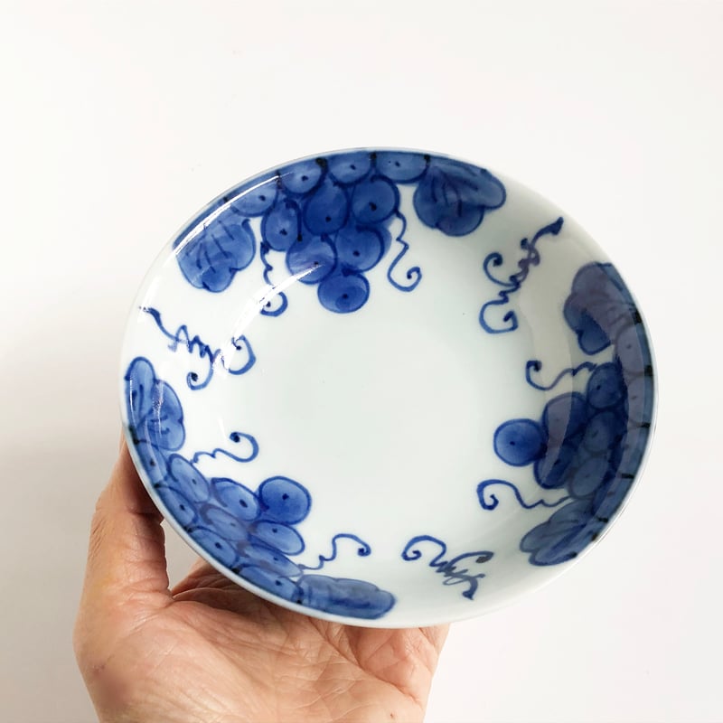 有田焼 其泉 染付 手描きぶどう文 浅鉢〈新品〉 | 器屋 HAKOBE